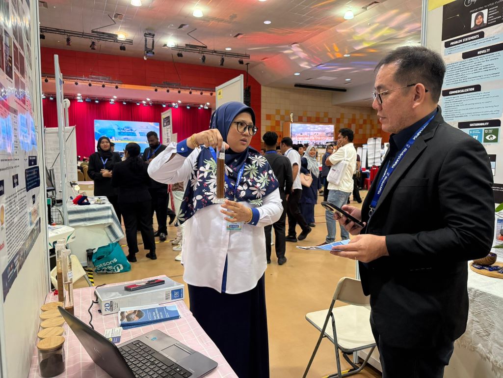 CHM. TS. DR. SITI QURRATU'AINI BANGUNKAN PERENCAT HIJAU UNTUK PEMBENGKAKAN SYAL DALAM INDUSTRI MINYAK DAN GAS